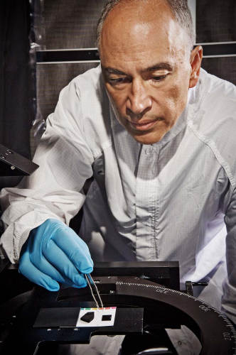 John Hagopian porównuje stare pokrycie wykorzystujące farbę (po lewej) oraz nowy materiał z nanorurek węglowych (po prawej) (Chris Gunn/NASA)