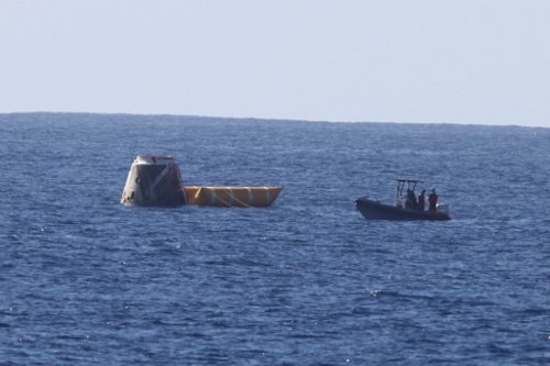 Kapsuła Dragon po wodowaniu / Credits - SpaceX