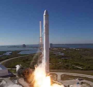8 grudnia 2010 roku - start rakiety Falcon 9 i misji Dragon C1 / Credits - SpaceX, Chris Thompson
