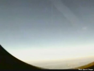 Widok z pokładu kapsuły Dragon podczas pobytu na orbicie / Credits - Dragon, SpaceX