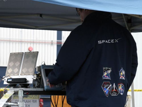 Inżynier testujący prostokątne anteny nadawczo odbiorcze służące do komunikacji z satelitami TDRSS (SpaceX)