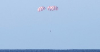 Kapsuła Dragon opada bezpiecznie na trzech głównych spadochronach do Pacyfiku (SpaceX)