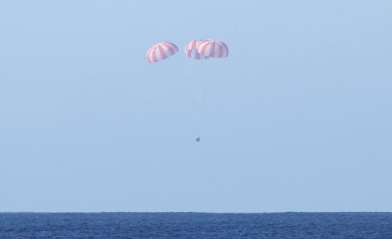 Kapsuła Dragon opada bezpiecznie na trzech głównych spadochronach do Pacyfiku (SpaceX)