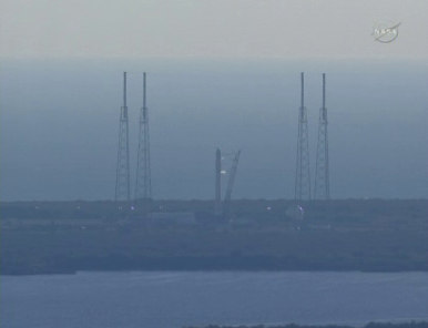 Rakieta Falcon 9 z kapsułą Dragon oczekuje na wyrzutni startowej LC-40 (NASA TV)