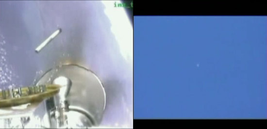 Widok z kamery zainstalowanej w dolnej części II stopnia, przedstawiający dyszę silnika Merlin; w tle widoczny opadający pierwszy stopień (SpaceX)