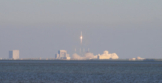 Start rakiety Falcon 9 z wyrzutni LC-40 obserwowany z większej odległości (Jen Scheer)
