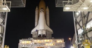 Prom Discovery - przygotowania do misji STS-133 / Credits - NASA