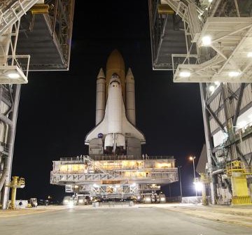 Prom Discovery - przygotowania do misji STS-133 / Credits - NASA