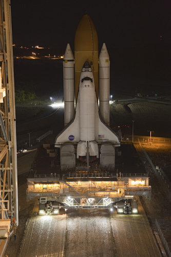 Discovery wjeżdża do VAB / Credits - NASA