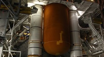 Discovery w VAB / Credits - NASA
