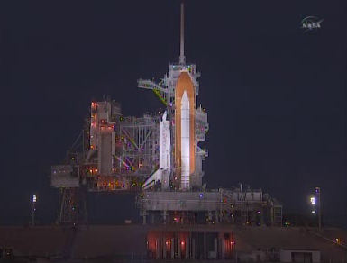 Prom kosmiczny Discovery oczekuje na próbę tankowania jego zbiornika głównego na wyrzutni LC-39A (NASA TV)