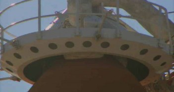 Po zakończeniu testu końcówka służąca do odprowadzania gazowego tlenu ponownie ustawia się nad zbiornikiem głównym (NASA)