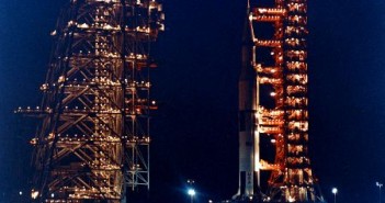 Historyczne zdjęcie rakiety Saturn-V na stanowisku startowym LC-39A podczas odsuwania wieży serwisowej Mobile Service Structure (MSS) / Źródło: NASA scan: J.L. Pickering