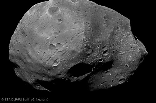 Obraz południowej części Phobosa / Credits - ESA, DLR, FU Berlin (G. Neukum)
