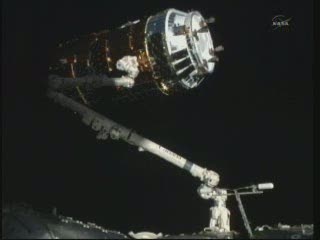12:54 CET - HTV-2 uchwycony przez SSRMS / Credits - NASA TV