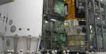 HTV-2 w trakcie montażu osłony aerodynamicznej / Credits: JAXA