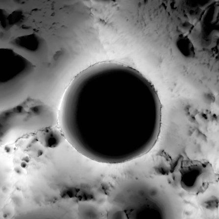 Zbliżenie krateru Shackleton - na krawędzi tego krateru znajduje się księżycowy biegun południowy / Credits - NASA, GSFC, Arizona State University Zbliżenie krateru Shackleton - na krawędzi tego krateru znajduje się księżycowy biegun południowy / Credits - NASA, GSFC, Arizona State University