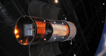 Przypuszczalny wygląd satelity typu KH-11/KH-12 - model na wystawie poświęconej CIA, w Bibliotece Prezydenckiej George'a Busha / Credits: Global Security
