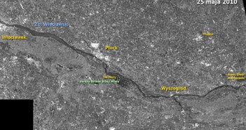 Powyżej: maj 2010, oczy sporej części Polski zwrócone są na Świniary, gdzie Wisła przerwała wał. Obszar zalany przez wodę widać na powyższym zobrazowaniu radarowym ASAR. Woda zaznaczona jest ciemnymi odcieniami szarości. Rys.: Andrzej Kotarba/CBK PAN/ESA.