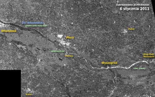 Powyżej: styczeń 2011, oczy sporej części Polski kierują się na Wyszogród, w okolicach którego piętrzy się kra na Wiśle. Spiętrzony lód powoduje wzrost szorstkości podłoża, co zwiększa odbicie sygnału radarowego. Obszary o większej szorstkości w obrębie rzeki zaznaczają się jasnymi odcieniami szarości i bielą. Najbardziej szorstka powierzchnia Wisły występuje między nowym Dworem Mazowieckim a Wyszogrodem. Dalej, aż po Płock, widać wyższą szorstkość niż latem - tu lód najprawdopodobniej nie jest aż tak bardzo spiętrzony. Między Płockiem a Włocławkiem Wisła wygląda bardzo podobnie jak w lecie - jest gładka, co może oznaczać albo gładką taflę wody, albo gładką taflę lodu (lód nie spiętrzony). Rys.: Andrzej Kotarba/CBK PAN/ESA.