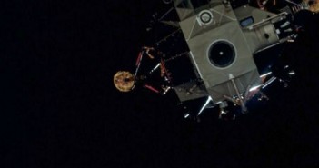 Zdjęcie lądownika księżycowego "Antares" wykonane wkrótce po odłączeniu od modułu załogowego "Kitty Hawk" / Źródło: NASA