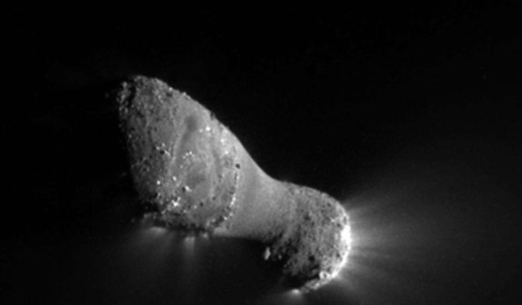 Jądro komety Hartley 2 sfotografowane przez sondę Deep Impact/EPOXI / Credits: NASA