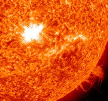 Rozblysk klasy X z dnia 15.02.2011 / Credits - NASA, SDO