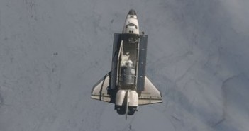 Prom Endeavour zbliża się do ISS w trakcie misji STS-130 / Credits - NASA