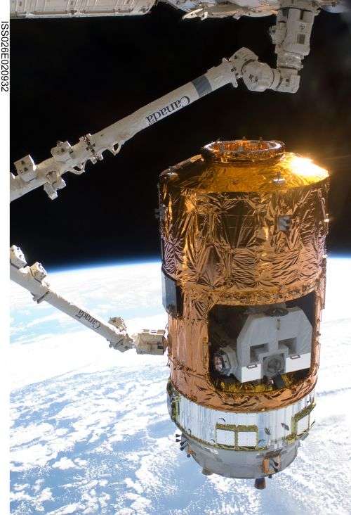 HTV-2 tuż po przechwyceniu przez SSRMS. Doskonale widoczny luk ładunkowy ULC oraz paleta EP z amerykańskim sprzętem ORU / Credits: NASA