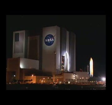 Prom Discovery wyjeżdza na wyrzutnię LC-39A / Credits - NASA TV