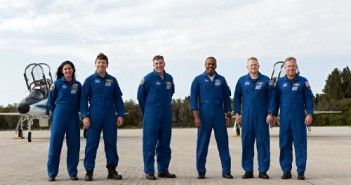 Załoga promu Discovery na Florydzie / Credits - NASA