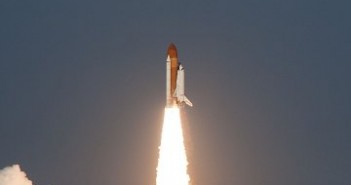 Start promu Discovery do misji STS-133 / Credits - NASA