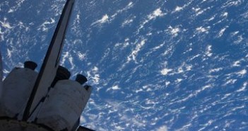 Widok z ISS na zadokowany prom oraz Ziemię w tle. Zdjęcie wykonano 26 lutego 2011, w trakcie FD3 / Credits - NASA