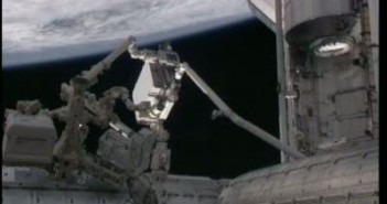Przechwycenie ELC-4 przez SRMS / Credits - NASA TV