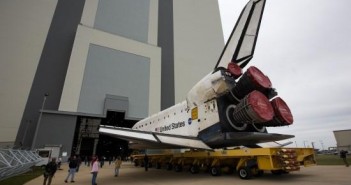 Rollover wahadłowca Endeavour podczas misji STS-131 / Credits: NASA