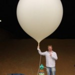 Jeden z organizatorów prezentuje balon który wyniósł do stratosfery papierowe samoloty (Credits:projectspaceplanes.com)
