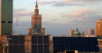 Moduły fotowoltaiczne zainstalowane na Politechnice Warszawskiej (pv.pl)