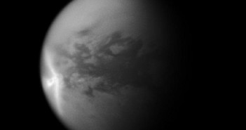 Na zdjęciu uzyskanym przez sondę Cassini widać gigantyczną burzę – strzałkę. Jej kształt i proces powstawania stały się tematem dociekań naukowców. Credits: NASA/JPL