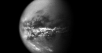 Ilustracja przedstawia metanowe chmury okalające równik Tytana (jasne obszary). [Image credit: NASA/JPL/SSI]