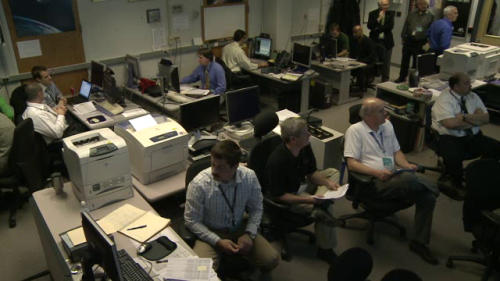 Zespół naukowców oczekuje na dane z sondy MESSENGER w Mission Operations Center (NASA TV)