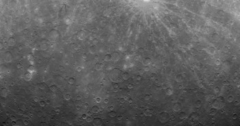 Pierwsze zdjęcie Merkurego wykonane z jego orbity przez sondę MESSENGER / Credits: NASA/Johns Hopkins University Applied Physics Laboratory/Carnegie Institution of Washington