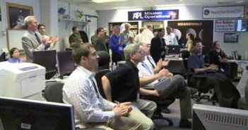 Naukowcy w Centrum Kontroli Misji z entuzjazmem witają wiadomość o poprawnym zakończeniu pracy silnika sondy (NASA TV)
