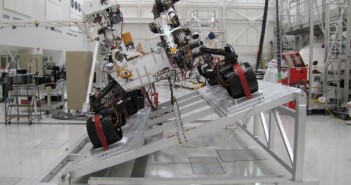 MSL z widocznymi zainstalowanymi kamerami Mastcam-34 i Mastcam-100 (NASA/JPL)