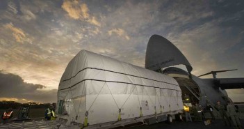 Wyładunek GEO-1 z samolotu C-5 / Credits: Lockheed Martin