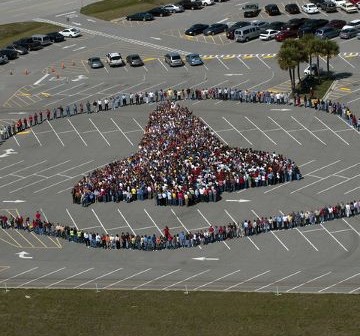 STS-134: prace na wyrzutni LC-39A Pracownicy NASA w KSC tworzą sylwetkę promu kosmicznego / Credits - NASA, Kim Shiflett