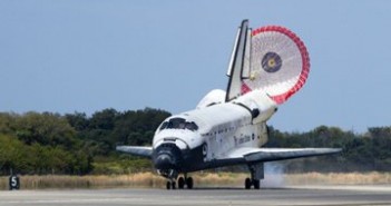 Lądowanie promu Discovery / Credits - NASA