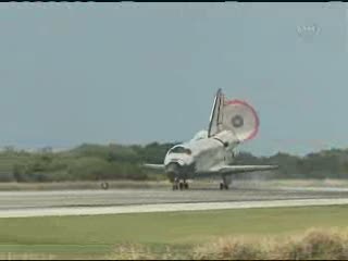 17:57 CET - lądowanie / Credits - NASA TV