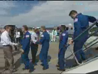 19:16 CET - astronauci wychodzą na tradycyjne oględziny promu / Credits - NASA TV