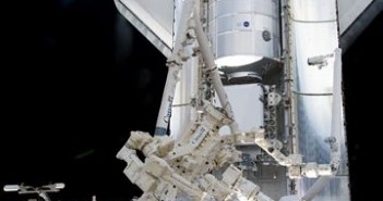 Widok na PMM w ładowni promu Discovery. Zdjęcie wykonano w trakcie Flight Day 3, tuż po dokowaniu do ISS / Credits - NASA