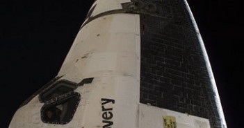 Zdjęcie promu Discovery, zadokowanego do ISS. Zdjęcie wykonano podczas EVA-2, 2 marca 2011 roku / Credits - NASA